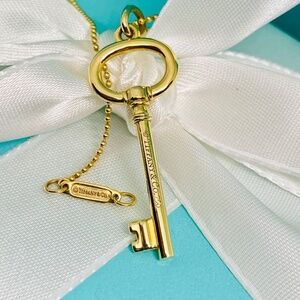 Tiffany & Co  18K Key oval Pendant Necklace 20” 5.5 grams Excellent with box